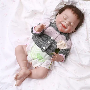  17 inç Tam Silikon Reborn Bebekler Gülümseme Yüz Uyku Bebek Siyah Saç Reborn Gerçekçi Bebek Giyim Kazak Ceket İçin Çocuk Hediye