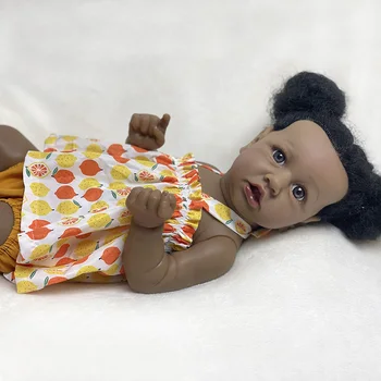  55 CM Bebe Reborn Bebekler Yürümeye Başlayan Kız Bebek Bebek Köklü Siyah Kıvırcık Saç ve Elbise Çocuklar Hediye Oyuncak Afrika Amerikan Bonecas Bebe