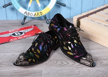  Christia Bella Renkli Tüy Baskı Süet Deri Parti Oxford Ayakkabı Erkekler Metal Sivri Burun Brogue Ayakkabı Moda Resmi Ayakkabı