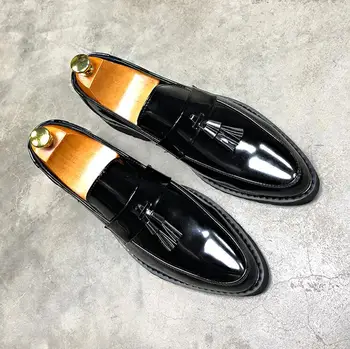  Elbise ayakkabı erkekler sivri burun patent deri püsküller üzerinde kayma yüksekliği artan akıllı rahat ayakkabılar platformu siyah oxfords